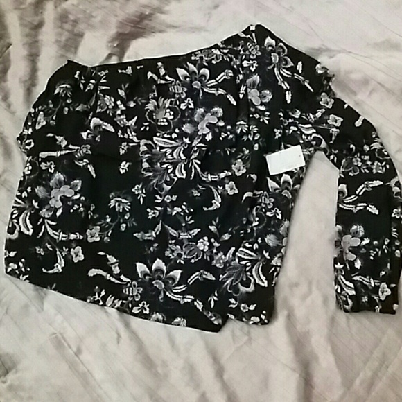 belle sky Tops - 🔴NWT, Nice one sleeve Black, pink and gray  floral  blouse.